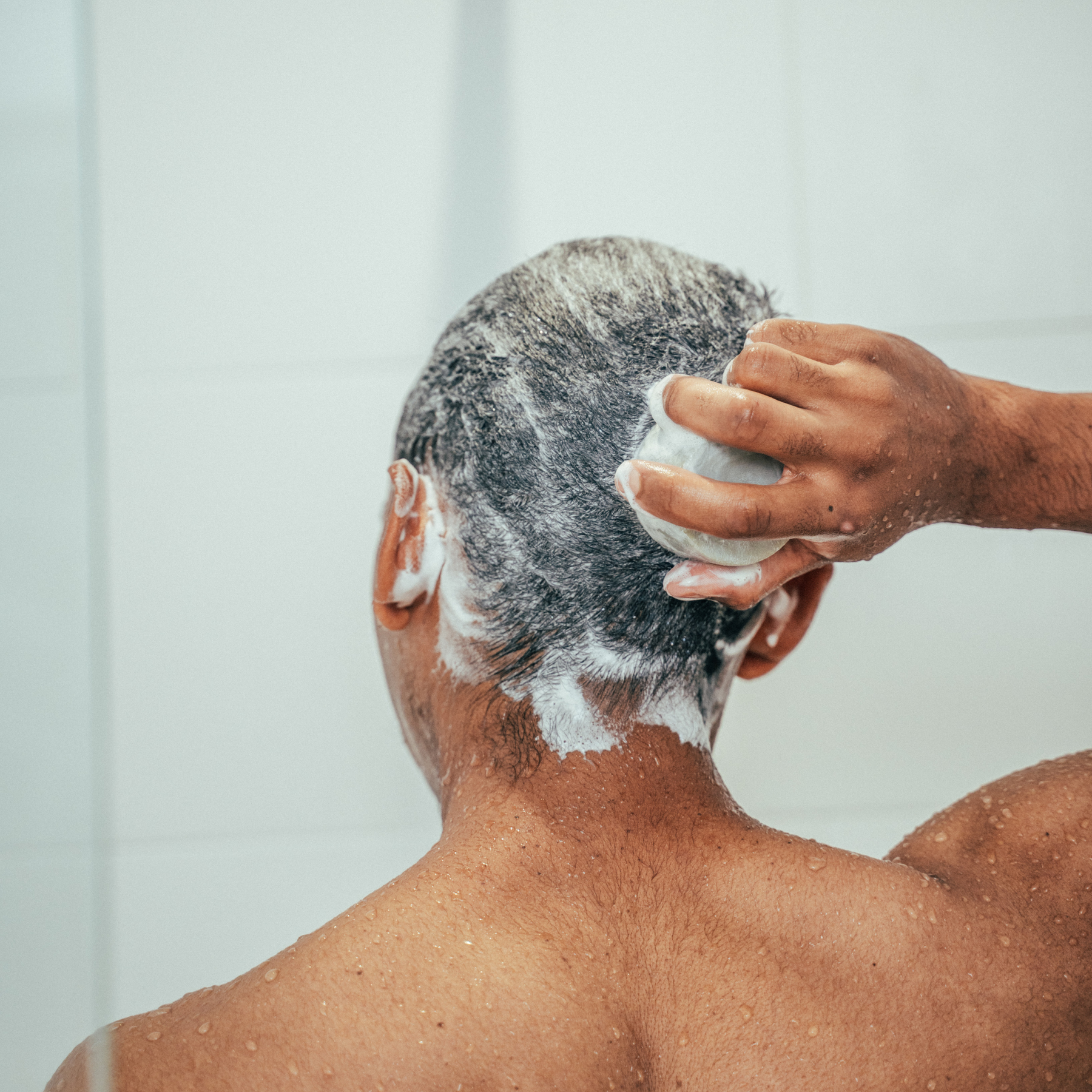Mousse généreuse du shampoing solide Bivouak sous la douche
