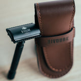 Rasoir à l'ancienne noir mat gravé Bivouak et son étui en cuir fabriqué en France