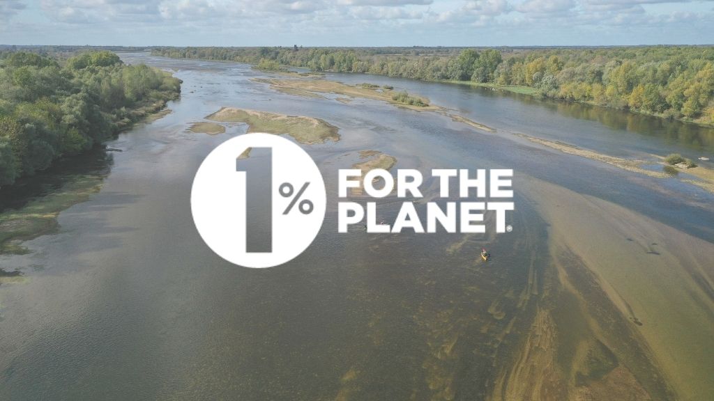 Logo One percent for the planet avec en fond une vue aérienne de la Loire en France