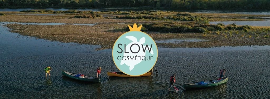 Logo Slow Cosmétique avec vu sur personnes faisant du canë sur La Loire