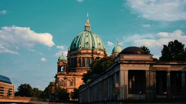 Photo de Berlin, couché de soleil sur un monument