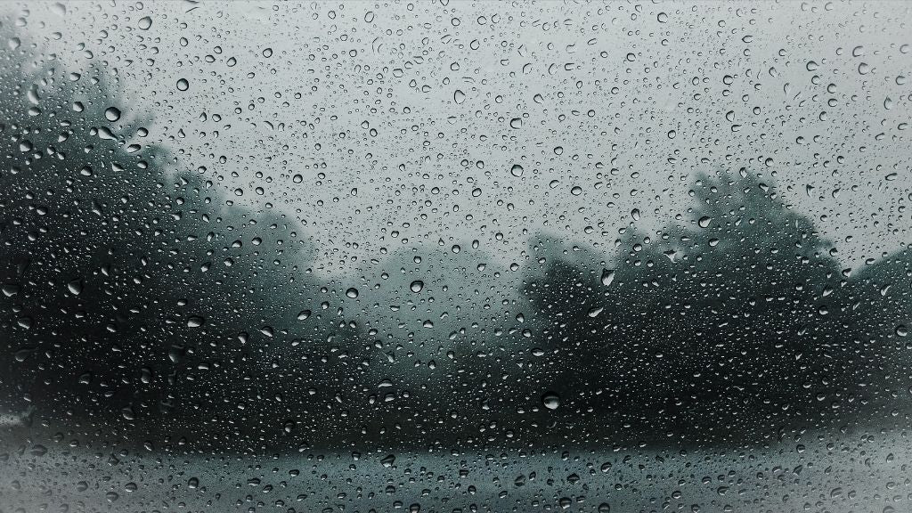 Pluie sur une vitre, mauvais temps à travers le carreau