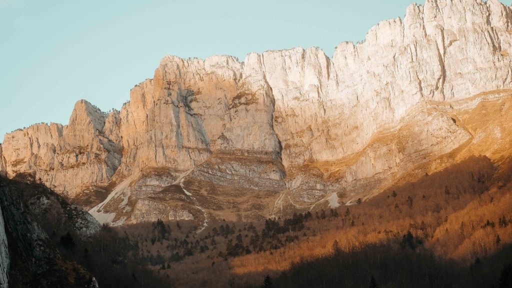 Vu d'un piton rocheux dans les pyrénées avec reflet du soleil sur la pierre