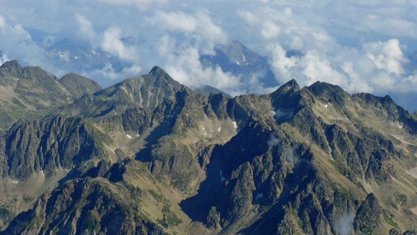 Image de la chaine des Pyrénées en été, montagne et aventure en France