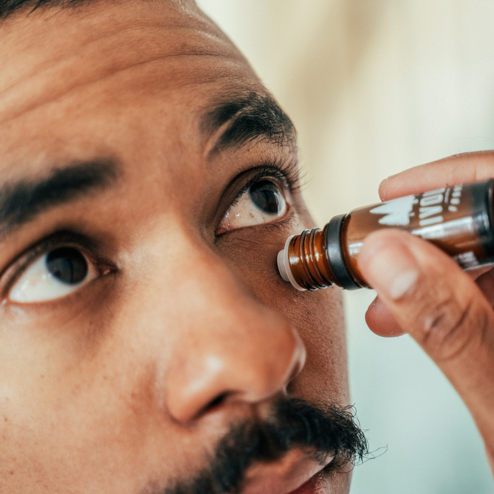 Anti-Cernes Roll-On Homme - Hydratant & Illuminant - 10ml - Formule Naturelle à L'Amande
