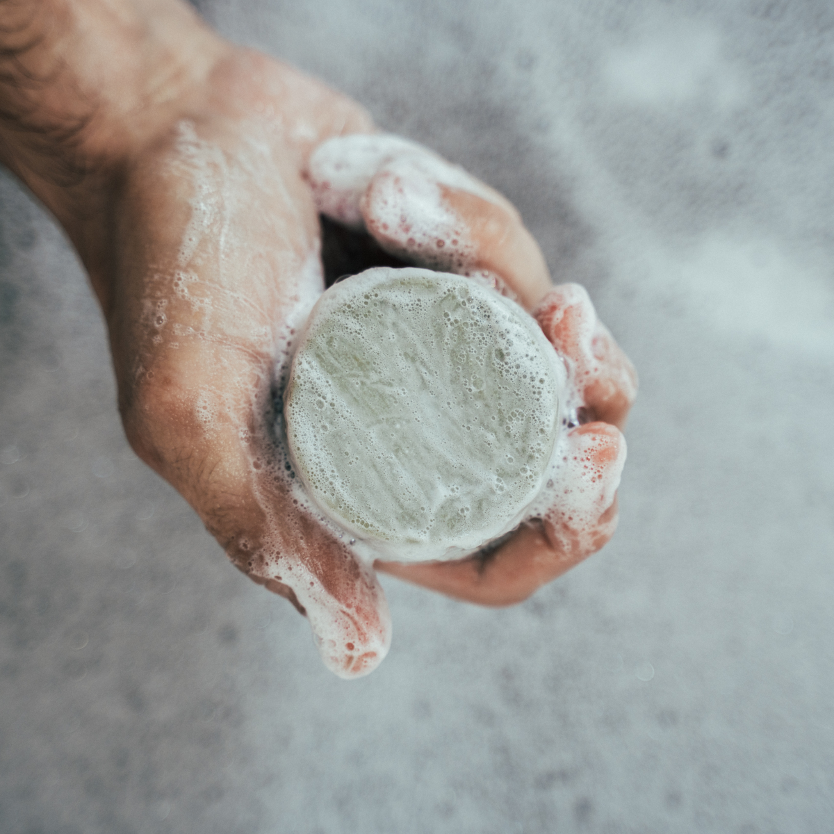 Texture et mousse du shampoing solide Bivouak