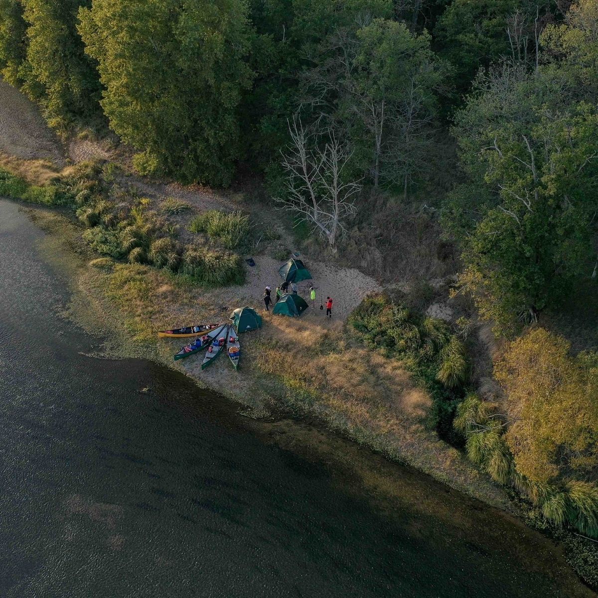 Vue du ciel d'un camp bivouac sur le bord de la Loire rivière